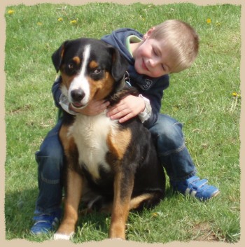 Jonas mit unserem Hund Leo.